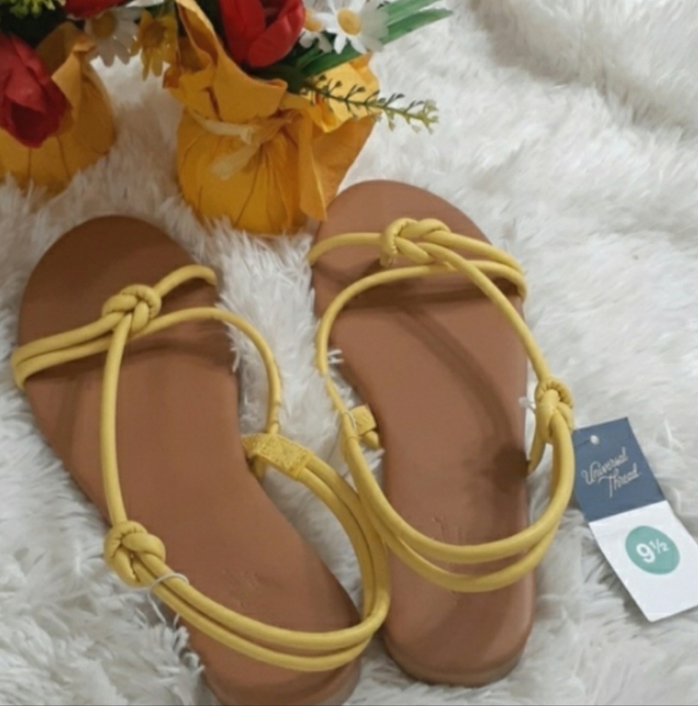 UNIVERSAL THREAD Spring Yellow Petal Sandals Size 9.5 NWT